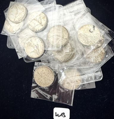 beaucoup de biscuits dans les sachets posés sur la table