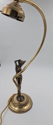 l'image d'une lampe posée sur une table