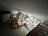 une pile de papiers posée sur une table