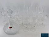 beaucoup de verres à vin et une carafe sur la table