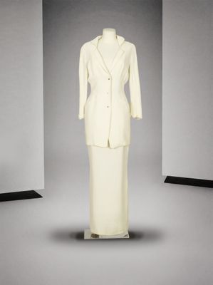 une photo d'un mannequin vêtu d'un costume blanc