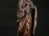 une statue en bronze d'une femme tenant un enfant dans ses bras
