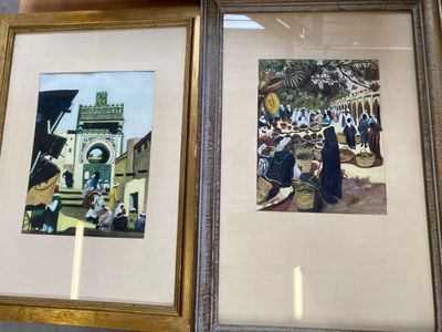 deux tableaux encadrés accrochés au mur d'un immeuble