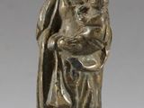 une statue de femme tenant un bébé dans ses bras