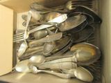 beaucoup de cuillères et de fourchettes dans une boîte