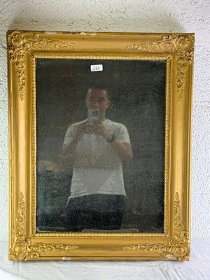 un homme se prenant en photo dans un miroir
