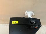 un petit projecteur posé au sommet d'un mur