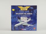 La boîte contient une maquette d'un avion de la force aérienne militaire.