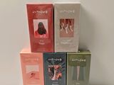 quatre boîtes de produits de soin pour la peau Avon empilées les unes sur les autres