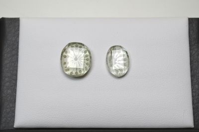 Un lot de deux améthystes vertes gravées de formes ovales d'…