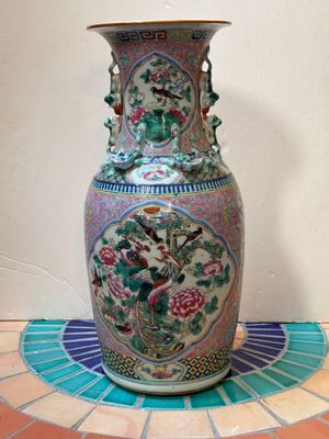 un vase posé sur un sol carrelé