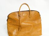sac à main en cuir d'autruche marron sur fond blanc