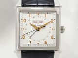 une montre en argent avec un bracelet noir