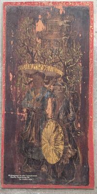 un vieux tableau représentant une femme tenant un éventail, accroché au mur