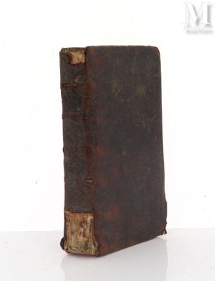 un vieux livre posé sur une table, sur fond blanc