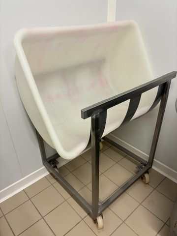 Bac plastique à lait et support inox à roulettes