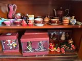 une étagère sur laquelle sont disposés de nombreux objets variés
