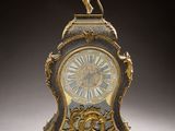 une horloge surmontée d'une statue