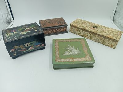 Plusieurs boîtes sont alignées sur une surface blanche