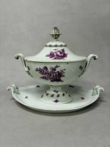 Soupière sur son présentoir porcelaine blanche, ornée de motifs f