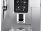 un gros plan sur deux tasses de café devant une machine à expresso