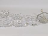 de nombreux objets en verre posés sur une surface blanche