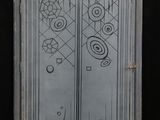 une porte vitrée ornée d'un dessin, devant un mur noir