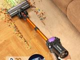 Quelqu'un passe l'aspirateur sans fil sur le sol.