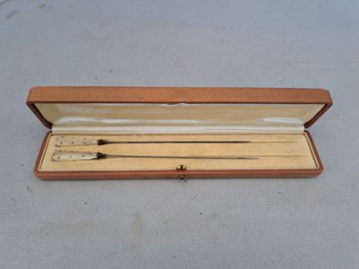 une petite boîte en bois contenant un couteau et une fourchette