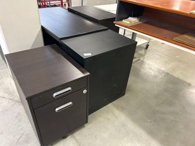 un bureau à deux tiroirs et un classeur dans un coin