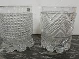 deux vases en verre posés sur une table l'un à côté de l'autre
