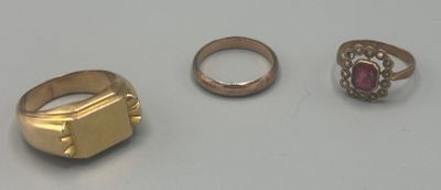 deux bagues en or et une bague sertie d'un rubis