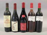 six bouteilles de vin sont alignées sur une table