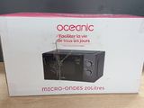 emballage d'un four à micro-ondes posé sur une table en bois