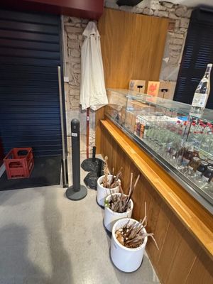 Plusieurs seaux remplis de nourriture sont alignés sur un comptoir dans un magasin