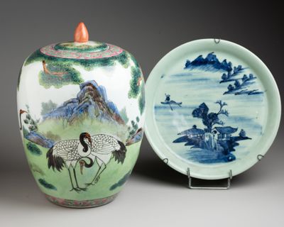 deux vases et une assiette ornés d'une peinture représentant des grues