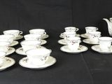 de nombreuses tasses et soucoupes posées sur une table