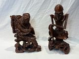 paire de figurines en bois sculpté représentant un homme et une femme assis sur une chaise