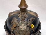 un casque noir et doré orné de décorations dorées