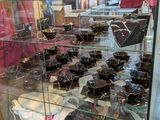 une vitrine remplie d'objets en noir et blanc