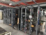une pièce remplie d'appareils électroniques