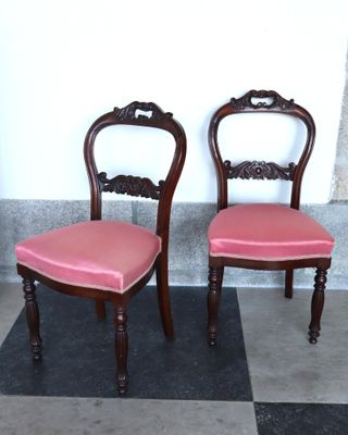 deux chaises placées l'une à côté de l'autre sur un sol à carreaux noirs et blancs