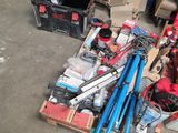 un tas d'outils posé sur une palette dans un entrepôt