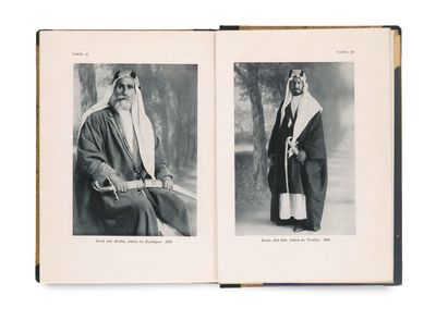 un livre ouvert avec deux photos d'hommes en costume traditionnel