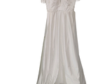une robe blanche suspendue à un cintre sur un fond blanc