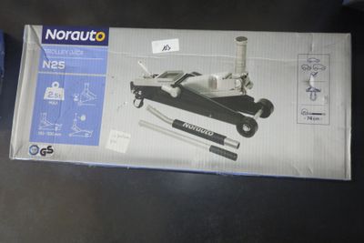 une boîte à outils posée sur une table à côté d'une bouteille d'eau