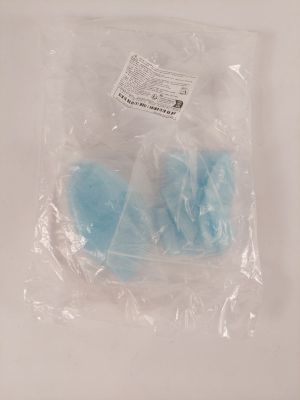 un sac en plastique contenant une paire de chaussures bleues