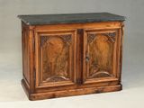 une vieille armoire en bois avec un plateau en marbre, sur fond blanc
