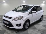 le ford c - max blanc est garé sur un sol en damier