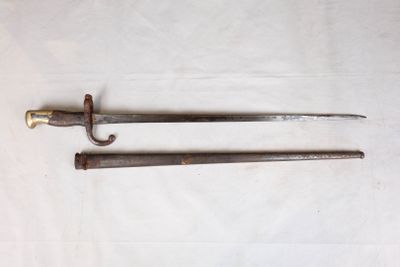 une paire de deux épées anciennes posées sur une surface blanche, sur fond blanc